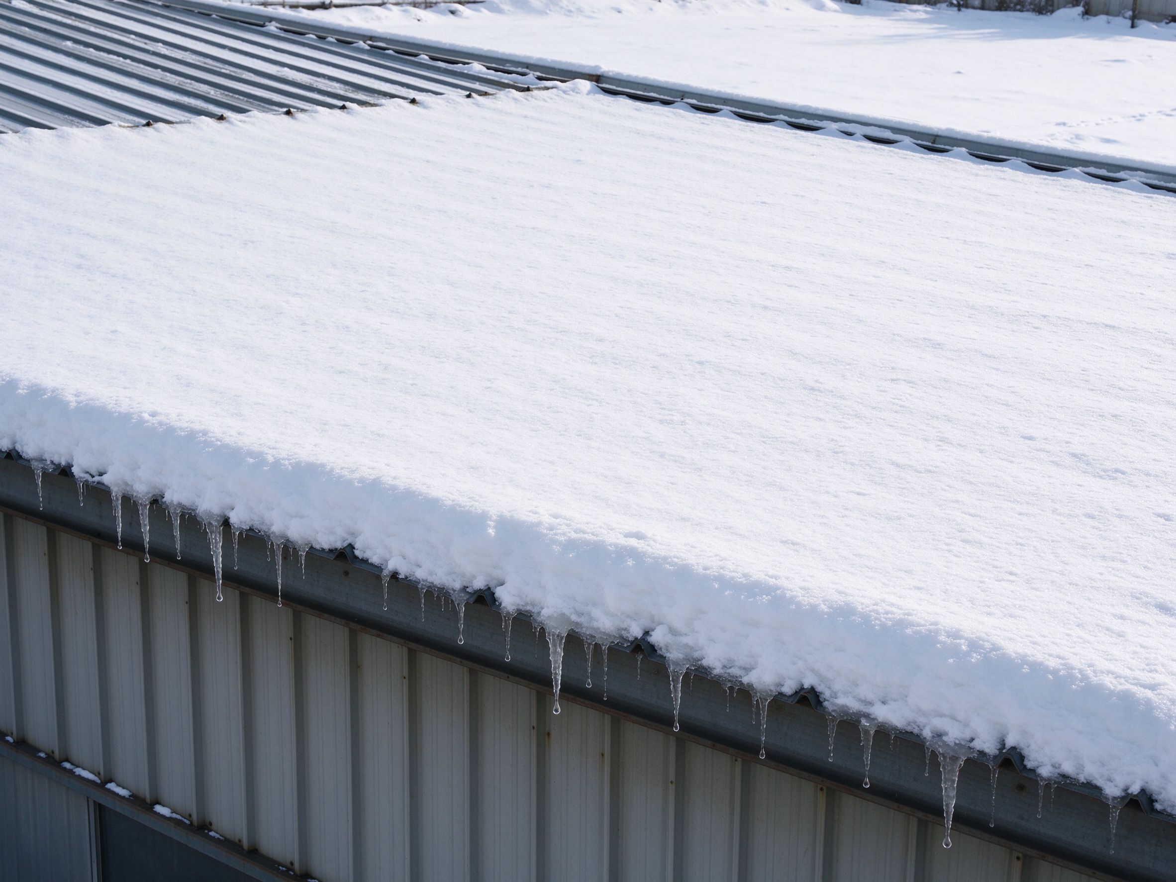 积雪山墙上的钢结构屋面(概念示意图)